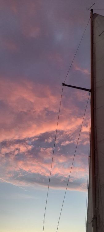 Мачта и облака на закате